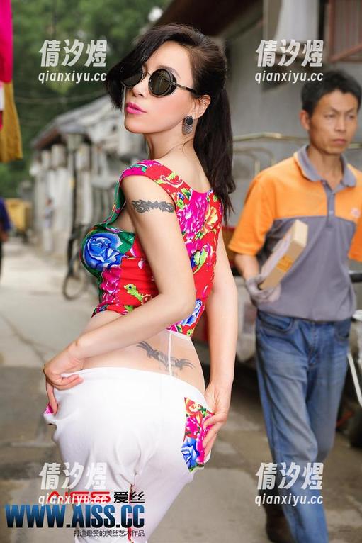 悄悄翻开爱丝的私拍图集，沉默也是一种表达吗？