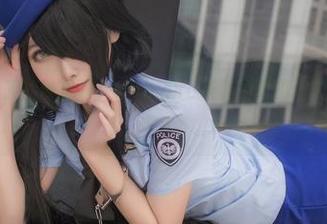 在黑枪呆礼服的映衬下，Momoko葵葵的原图让人想喊‘真香’！