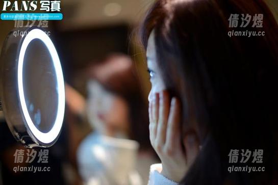 PANS摄影 - 原图揭晓——安安的眼镜，一份模糊的亲近感，令人琢磨不透。