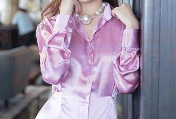 Xiuren秀人网 – 绮里嘉Carina在户外：原图下的锐利眼神，更新里她终于寻到平衡感——可是鞋子去哪了？
