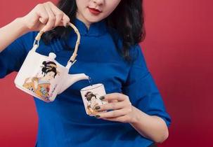 丽柜 – 精选图片，文静的白裙风骚登场！你见过裙子和水的合作吗？