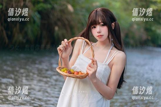 少女，我看你是来网盘里干嘛！咬人小小兔的写真真让人浮想联翩。