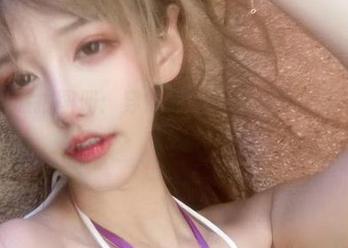 啾小妍旅拍图册：穿得那么美，结果全是自拍闹剧。
