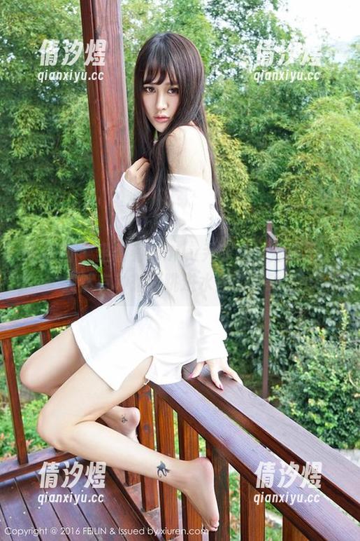 嗲囡囡 - 坐着看Emily尹菲的泳池原图，突然有种想要跳进水里的冲动。