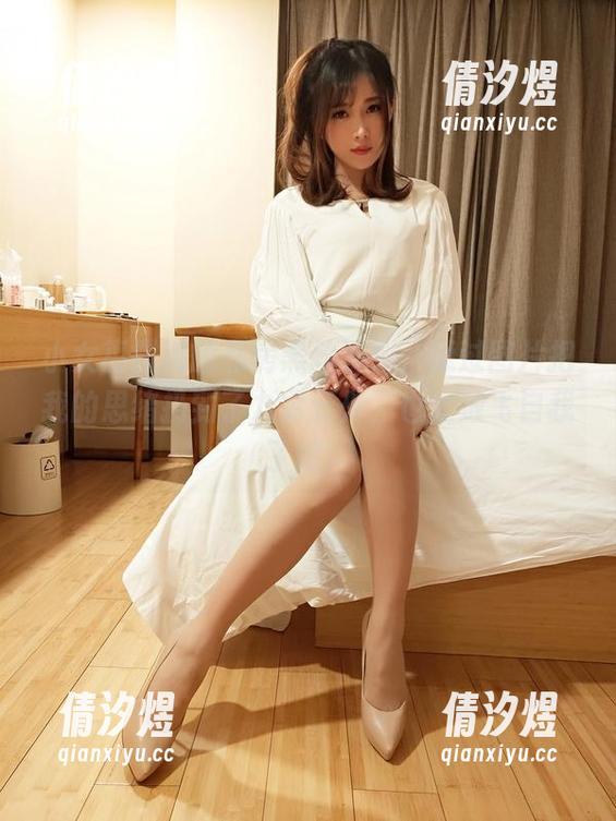 小女巫露娜的私房黑丝系列，通过图片把我的思绪扔到了九霄云外，也太放飞自我了吧。