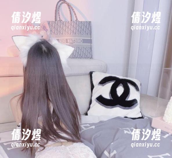 小小奶瓶儿和她的纯欲吊带，图册里面的姿势一度让我破防！