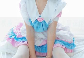 少女秩序 – 无足够的拖鞋，小葵在作品里演绎随意的优雅。