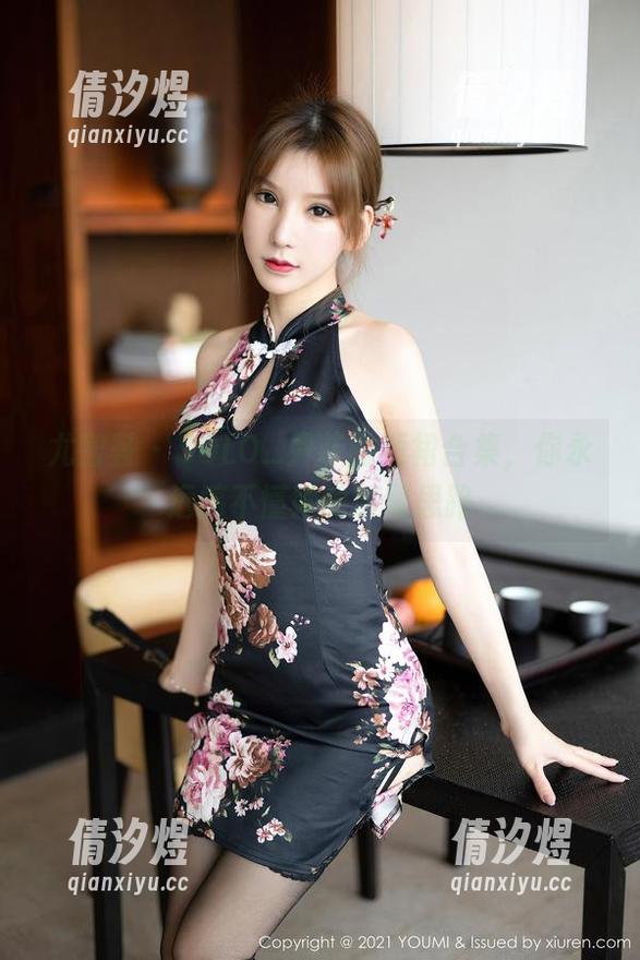 尤蜜荟 - SOLO_尹菲的短裙合集，你永远搞不懂她的时髦思路