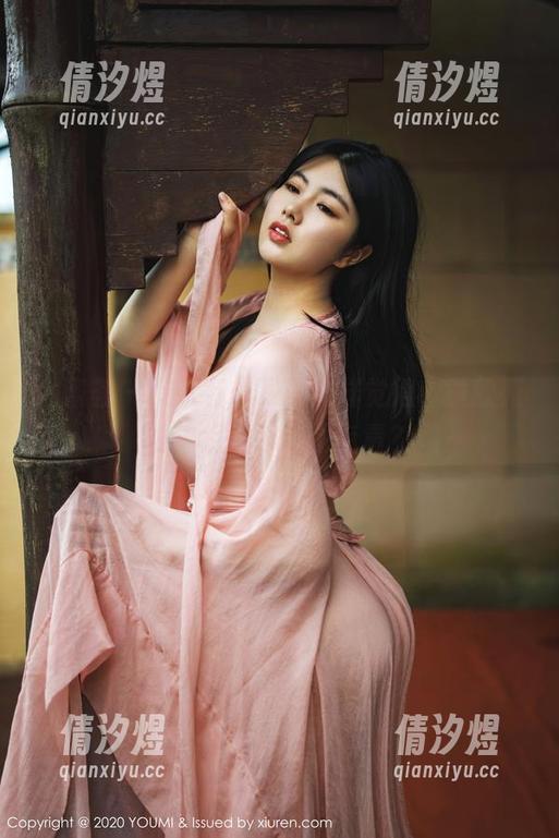 尤蜜荟 - 有没有人跟我一样觉得，黄歆苑的这组女王美图有毒？