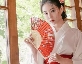 浴室照里的年年Nnian，简直是“洁净”的艺术家！