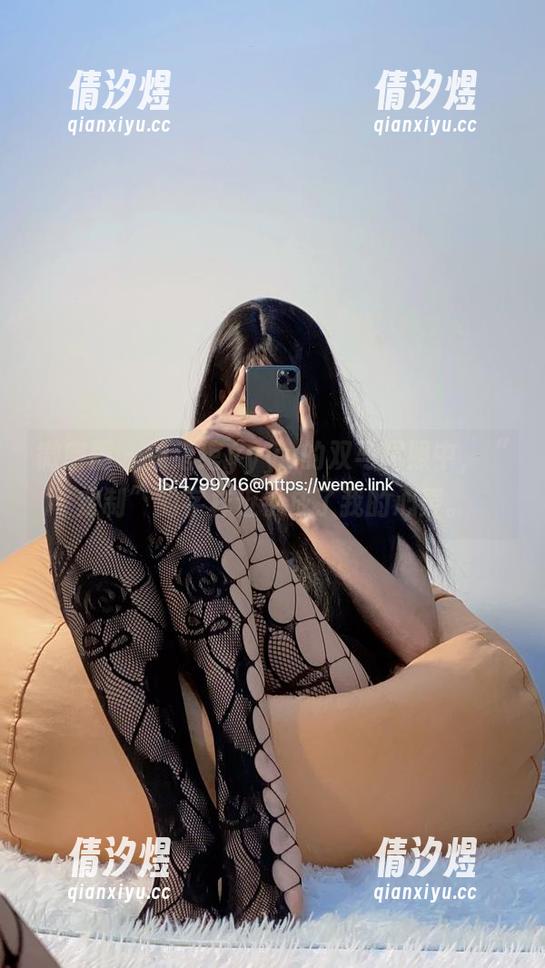 微密圈 - 徐绾绾yyyy的双马尾照中，“定制”的字样近乎成了我的心声。