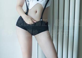 推女郎 – 身心都要端正，杨伊的职业装写真分享，别怕，老板不在嘛！