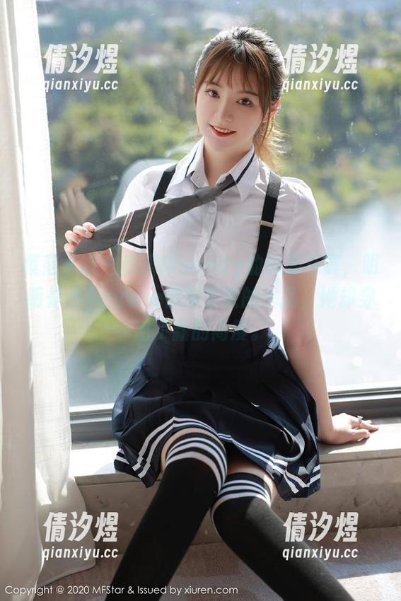 模范学院 - 薛琪琪sandy的制服写真，明明是件Anyone都能驾驭的单品，她却穿出了新的高度。