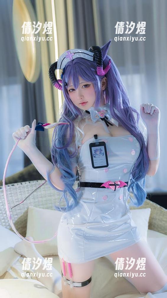 不只是眼镜：樱梨梨的写真图集让你目不转睛