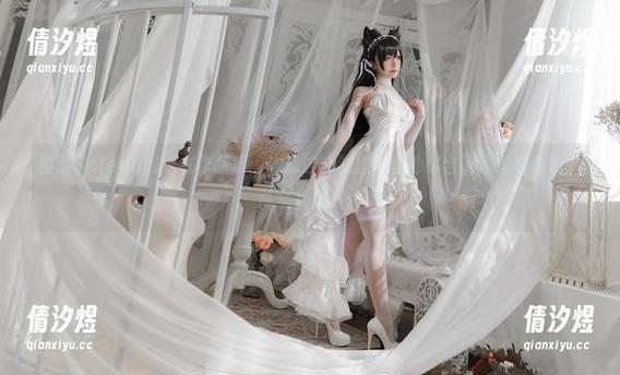樱落Selena的泳衣作品集：她就这样糊里糊涂地结合了沙滩与青涩，两全其美啊。