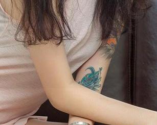 爱尤物 – 写真：梦心玥与海潮——岁月静好，沙子却不肯放过她的脚趾。