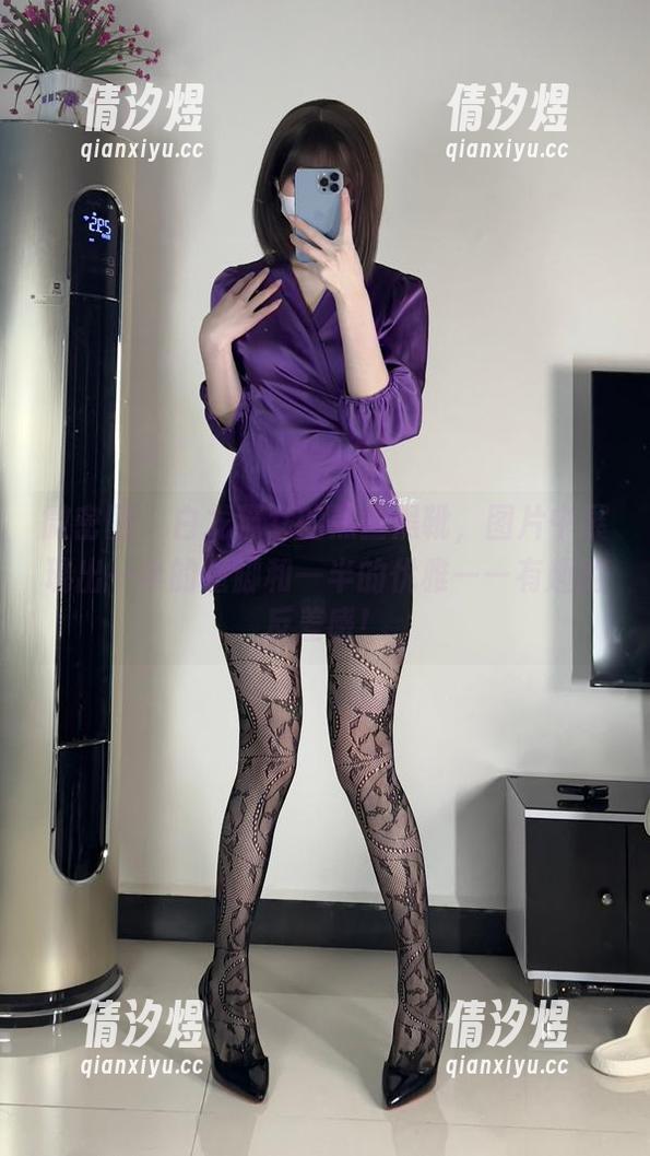 微密圈 - 白龙猫女的黑丝黑靴，图片中展现出一半的蹩脚和一半的优雅——有趣的反差感！