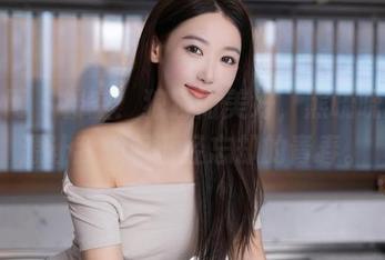 秀人网 – 镂空：狼狈而美好，熊晓晓的资源让我想起已经忘却的青春。