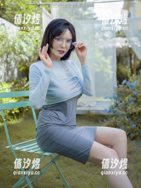 秋和柯基 在这张图片中,秋和柯基的夏日透过每一个毛发闪烁着轻松。