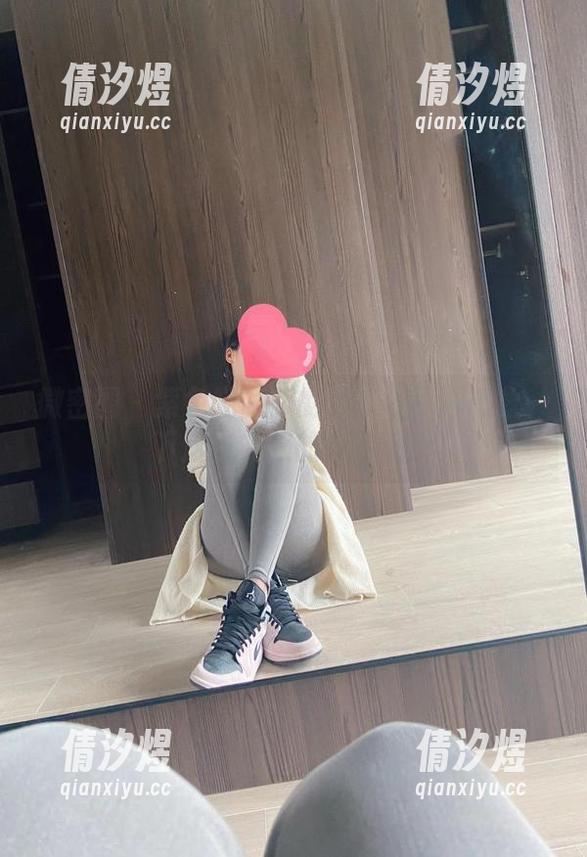 微密圈 - 紫色哒豚豚的分享让我再想象一下这些礼服的可能性。