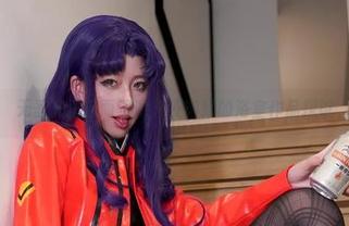 无圣光正直而清澈：绞肉姬的浴室作品探讨