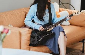 私房档案：肉扣热热子，少女的眉眼间藏着几分叛逆。