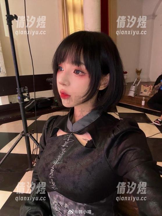 天台俯瞰——舞小喵的cos图包，无敌视角，但风太大了吧？