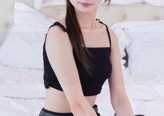 袜啵啵 – 看小沫的私拍，黑丝在她身上竟有了一种轻松自在的态度