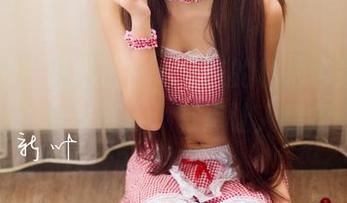 青豆客 – 施忆佳Kitty酱的私拍合集，少女的天真与迷人，有点让人想捏一捏