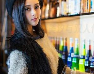青豆客 – 原图里，颜美汐与双人作品的缤纷印记