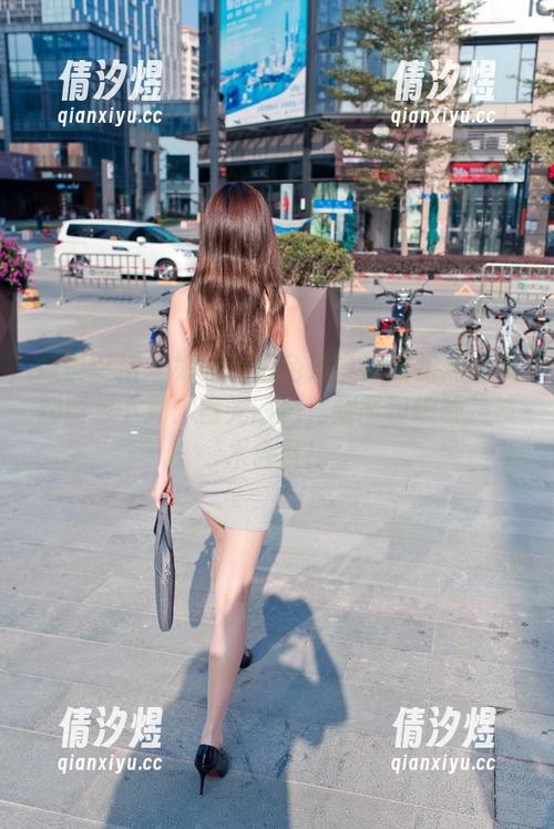 魔镜街拍 - 婷婷的白色吊带连衣裙黑丝美腿图包下载：艳光四射，腿部粗细都是技术含量！