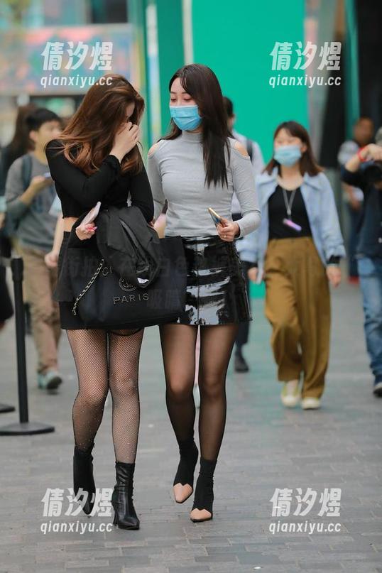 魔镜街拍：在线白色热裤美女，大写的“吸睛”啊！